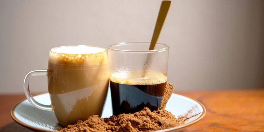 Ein Kaffee-Ersatz ohne Koffein kann auch aus geröstetem und gemahlenem Dinkel sein. Aufgebrüht ist er pur oder etwa mit Hafermilch zu geniessen.