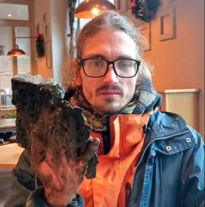 Raul Semmler mit seiner einbetonierten Hand. Raúl Semmler