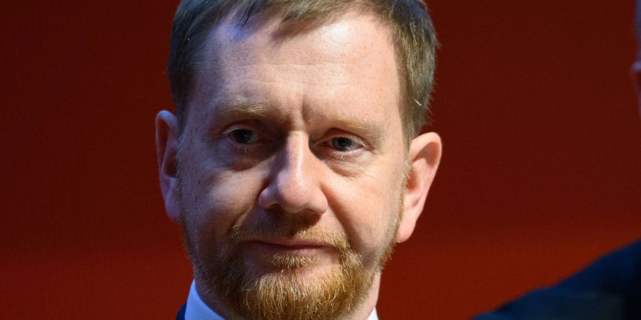 «Wir haben in den Jahren 2015 folgende miteinander einen Konsens erzielt, [...] dass die Grenze irgendwo bei 200.000 Personen ist, die wir hier gut integrieren können», sagt der sächsische Ministerpräsident.