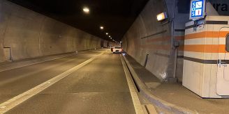 A18 / Nenzlingen BL - Lenker prallt im Eggfluhtunnel in Pannenbucht