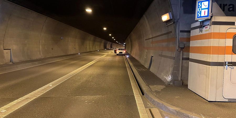 Nenzlingen BL / A18: Slebstunfall im Eggfluhtunnel