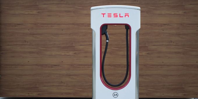 Testla und Catl planen angeblich eine gemeinsame Batterie-Fabrik. ladestation tesla catl