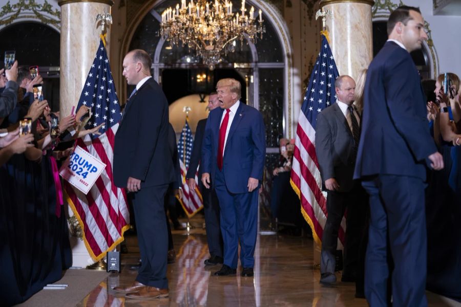 Donald Trump feuert seine Anhänger in seinem Anwesen Mar-A-Lago an.