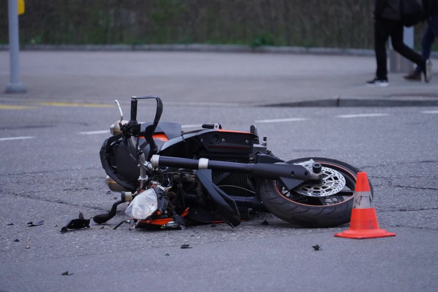 In Zürich kam es zu einer Kollision zwischen einem Motorrad und einem Auto.