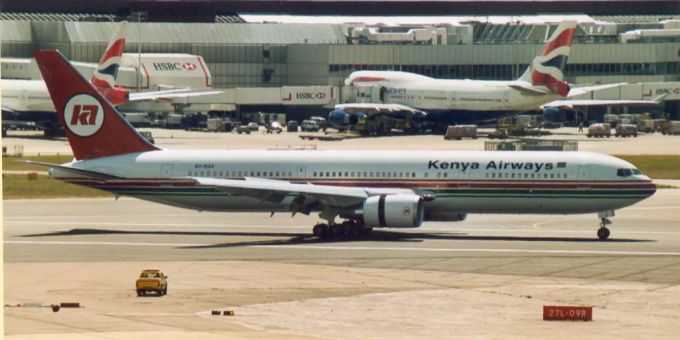 Ein Flugzeug der Kenya Airways am Flughafen Douala. Flughafen Douala