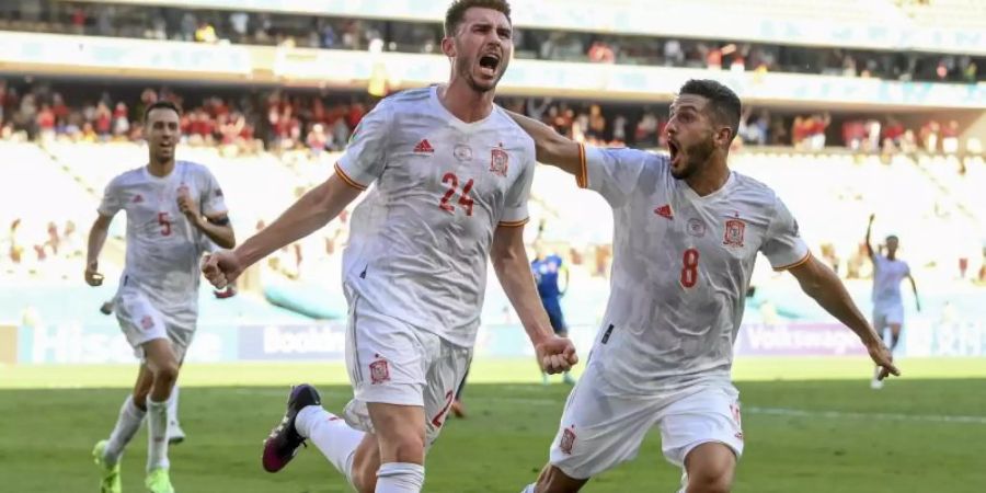 Spaniens Aymeric Laporte (M) feiert nach dem zweiten Tor seiner Mannschaft mit seinem Teamgefährten Koke. Foto: David Ramos/Getty Pool/AP/dpa