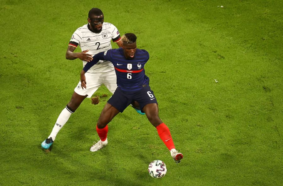 Deutschlands Antonio Rüdiger im Zweikampf mit Paul Pogba von Frankreich.