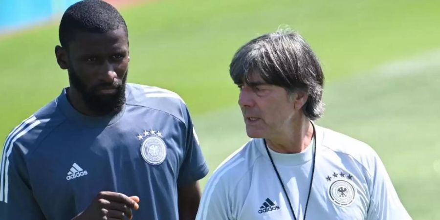 Stellt keinen Sonderbewacher für Portugals Cristiano Ronaldo ab: Bundestrainer Joachim Löw (r).. Foto: Federico Gambarini/dpa