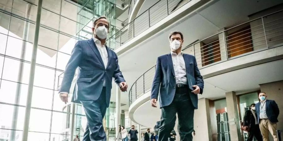 Armin Laschet (l) und Markus Söder haben die Spitzen ihrer Parteien für Sonntagabend zu einer Klausur nach Berlin geladen (Archivbild). Foto: Michael Kappeler/dpa