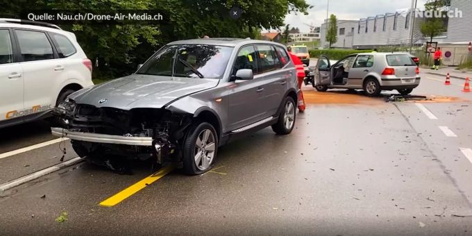 In Obermeilen ZH - Autofahrer bei Frontalkollision leicht verletzt