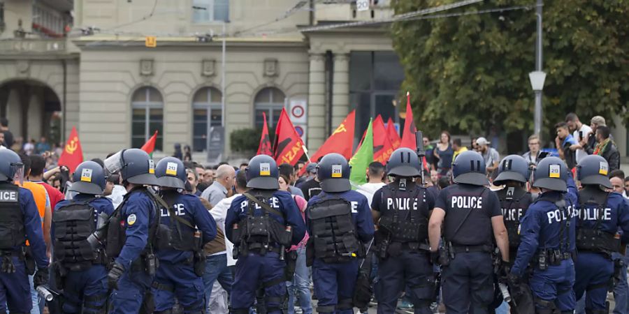 Polizisten verhindern am 12. September 2015 auf der Berner Kirchenfeldbrücke, dass Kurden und Sympathisanten zur kurdischen Gegendemonstration auf dem Helvetiaplatz gelangen.