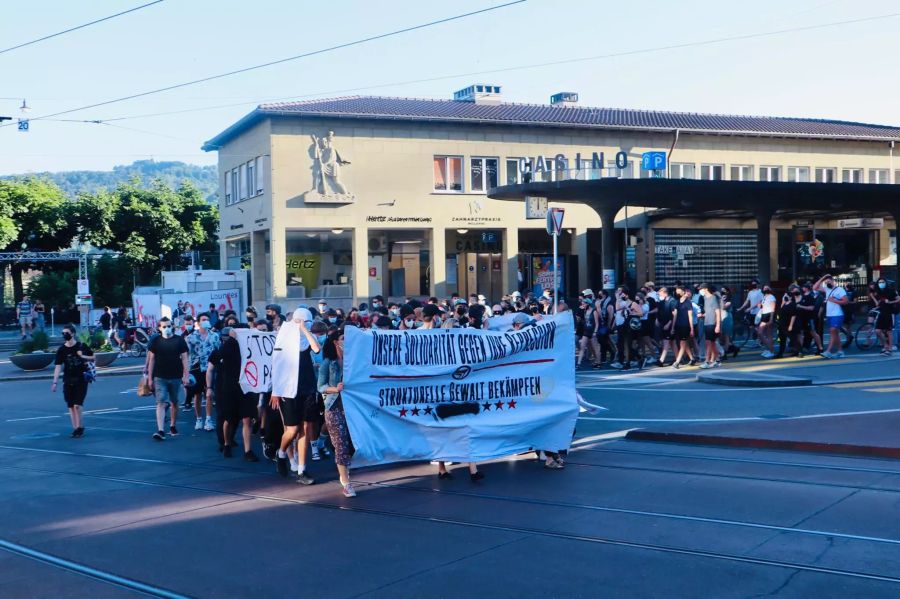 Die Demo marschierte bis zur Reitschule.