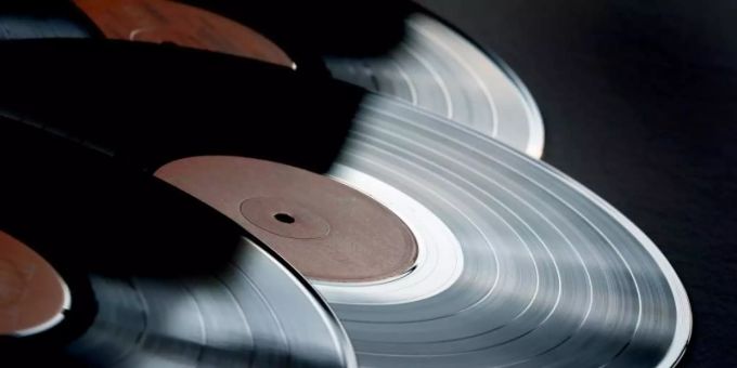 Schallplatten erfreuen sich immer grösserer Beliebtheit, besondern bei Fans von Rockmusik. Foto: Karl-Josef Hildenbrand/dpa Schallplatten erfreuen sich immer grösserer Beliebtheit, besondern bei Fans von Rockmusik. Foto: Karl-Josef Hildenbrand/dpa