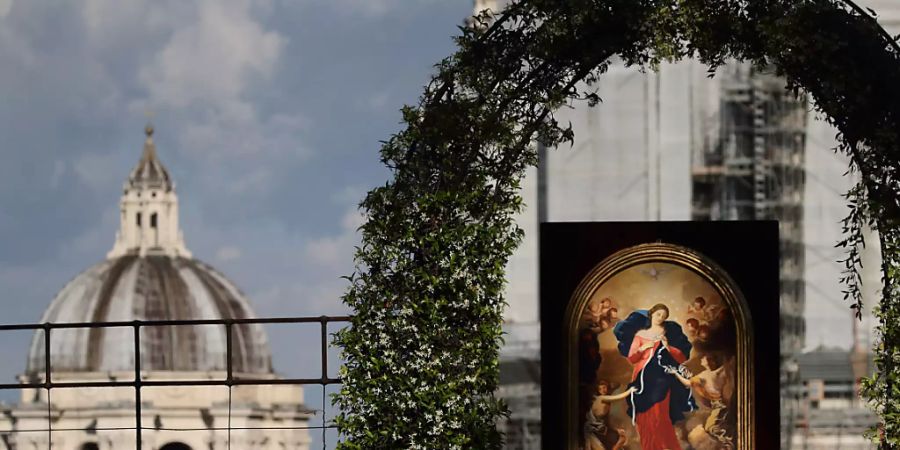 Papst Franziskus leitet die  Rosenkranz-Gebete vor der Kopie des Gnadenbildes «Maria Knotenlöserin» in den Vatikanischen Gärten am letzten Tag des weltweiten Rosenkranz-Gebetsmarathons, den er sich im Monat Mai 2021 für ein Ende der Corona-Pandemie gewünscht hatte. Foto: Evandro Inetti/ZUMA Wire/dpa