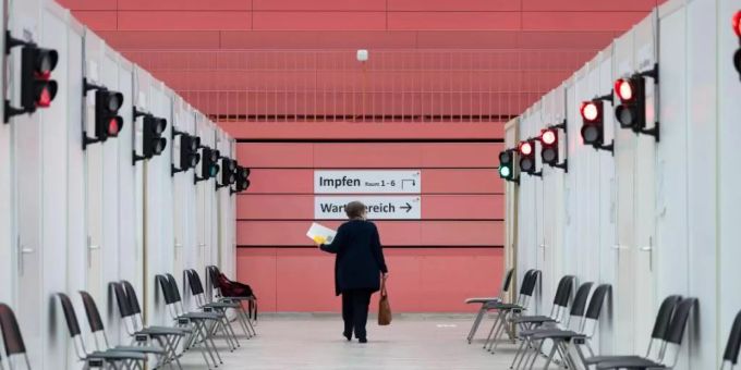 Eine Besucherin des Tübinger Impfzentrums geht zur Impfung. Foto: Marijan Murat/dpa Eine Besucherin des Tübinger Impfzentrums geht zur Impfung. Foto: Marijan Murat/dpa