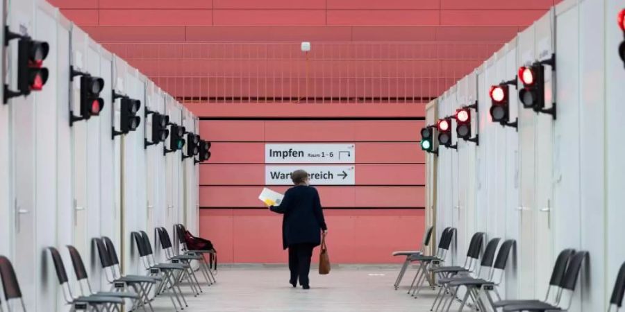 Eine Besucherin des Tübinger Impfzentrums geht zur Impfung. Foto: Marijan Murat/dpa