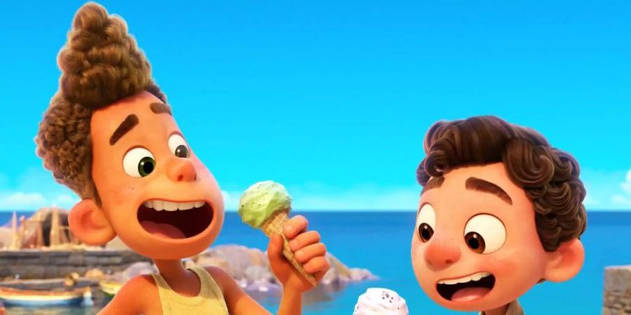 Luca (r) und Alberto am Strand in Italien. Foto: --/Pixar/Disney/dpa