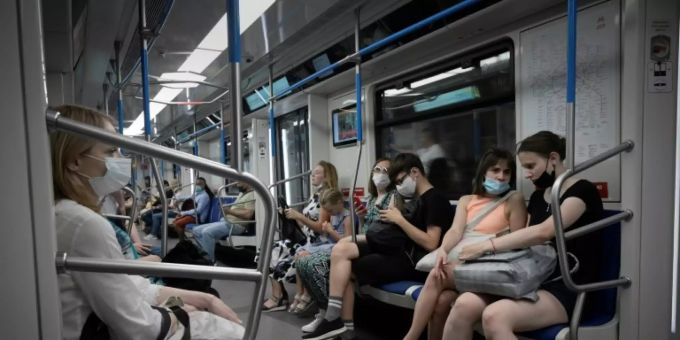 Passagiere in der Moskauer U-Bahn schützen sich mit Masken vor dem Coronavirus. coronavirus moskau