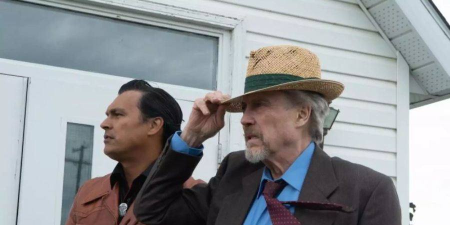 Alton Kelly (Adam Beach, l) und Percy Schmeiser (Christopher Walken) in einer Szene des Films "Percy". Foto: PVM Productions/Mongrel Media/MFA/dpa