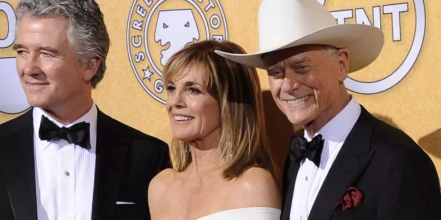 Patrick Duffy (l), Linda Gray (m.) und Larry Hagman bei der Verleihung der 18. Screen Actors Guild Awards 2012. Foto: Paul Buck/dpa