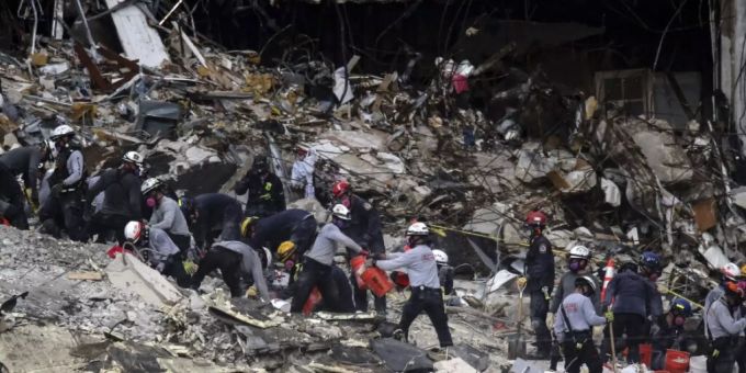 Such- und Rettungskräfte suchen weiter nach Überlebenden in den Trümmern. 149 Menschen gelten noch als vermisst. Foto: Al Diaz/Miami Herald/AP/dpa Such- und Rettungskräfte suchen weiter nach Überlebenden in den Trümmern. 149 Menschen gelten noch als vermisst. Foto: Al Diaz/Miami Herald/AP/dpa