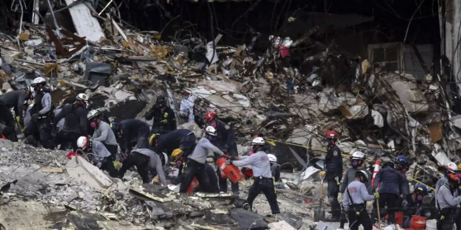 Such- und Rettungskräfte suchen weiter nach Überlebenden in den Trümmern. 149 Menschen gelten noch als vermisst. Foto: Al Diaz/Miami Herald/AP/dpa