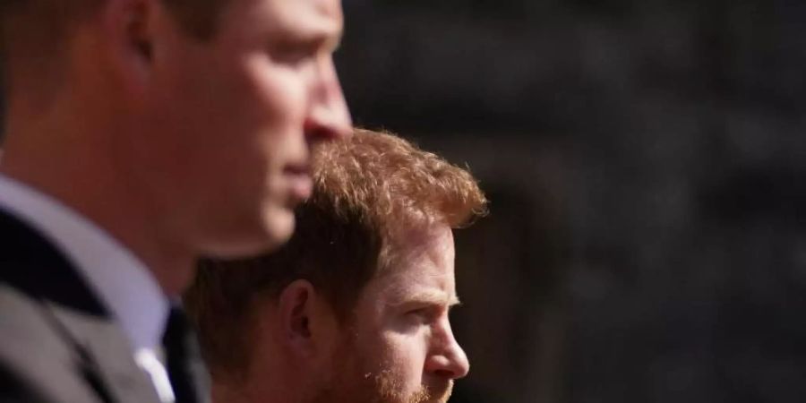 Prinz William (l) und sein Bruder Prinz Harry im April bei der Trauerfeier für Prinz Philip. Foto: Victoria Jones/PA Wire/dpa
