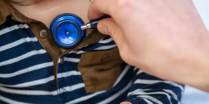 Ein Arzt untersucht ein Kind mit einem Stethoskop. Auffallend viele Kinder machen seit einigen Wochen Atemwegsinfekte durch, die eigentlich erst in den Wintermonaten zu erwarten sind. Betroffen seien vor allem unter Sechsjährige. Foto: Sebastian Gollnow/dpa Ein Arzt untersucht ein Kind mit einem Stethoskop. Auffallend viele Kinder machen seit einigen Wochen Atemwegsinfekte durch, die eigentlich erst in den Wintermonaten zu erwarten sind. Betroffen seien vor allem unter Sechsjährige. Foto: Sebastian Gollnow/dpa