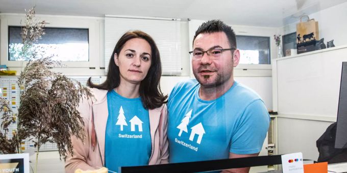 Positive Bilanz: Arlinda und Gabrielli Ramaj von der Jugendherberge Romanshorn (hinter Plexiglas).