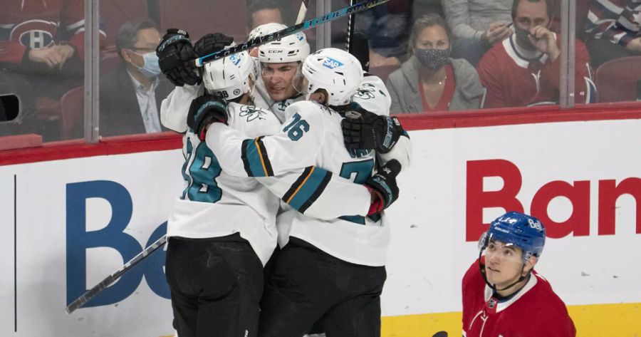 Timo Meier jubelt mit seinen Teamkollegen über den klaren Sieg gegen Montreal.