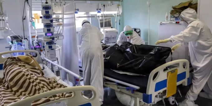 Russisches Gesundheitspersonal bereitet den Transport eines am Coronavirus verstorbenen Patienten vor. Das Bild wurde Mitte November im russischen Rostow am Don aufgenommen. Coronavirus