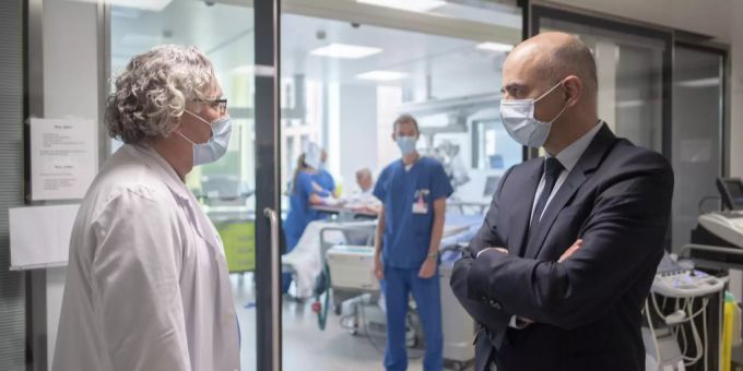 Bundesrat Alain Berset spricht mit Thomas Neff, Ärztlicher Direktor Intensivmedizin, während der Besichtigung der Intensivstation des Spitals Münsterlingen, am 2. Februar 2021. Alain Berset Intensivstation Intensivbetten