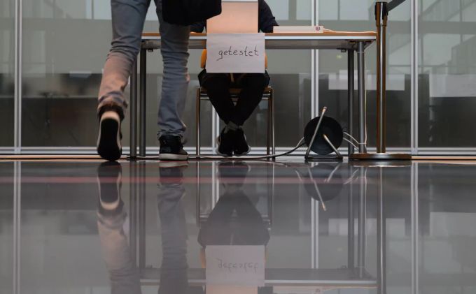 In Deutschland müssen Arbeitnehmer gegen Corona geimpft, davon genesen oder darauf getestet sein. Deutschland