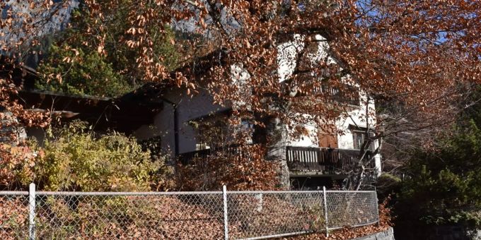 Die unbekannte Täterschaft hinterliess einen Sachschaden von mehreren tausend Franken. Einfamilienhaus