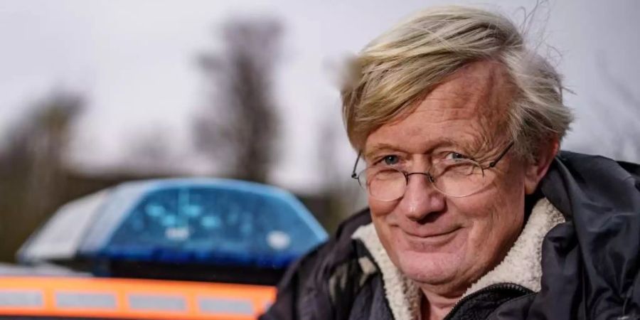 Inselarzt Rolf-Ferdinand Gehre neben seiner Praxis auf Pellworm am Notarztwagen. Foto: Axel Heimken/dpa