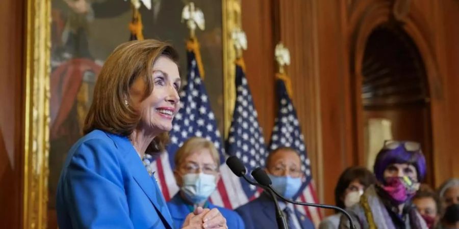 Die Sprecherin des Repräsentantenhauses, Nancy Pelosi, spricht in Washington. Foto: Patrick Semansky/AP/dpa