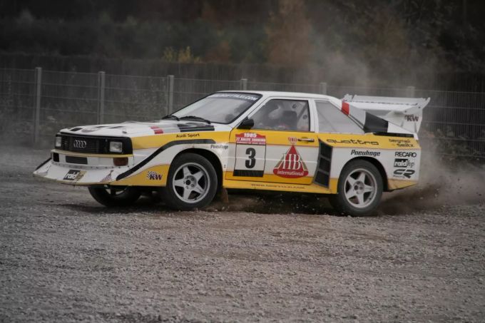 Der S1 verkörpert wie kein anderes Auto die Hochblüte des Rally Sports in der Mitte der 80er Jahre. Unverwechselbar erinnert sein Sound an ein wildes Tier, das von der Leine gelassen wurde. sdf