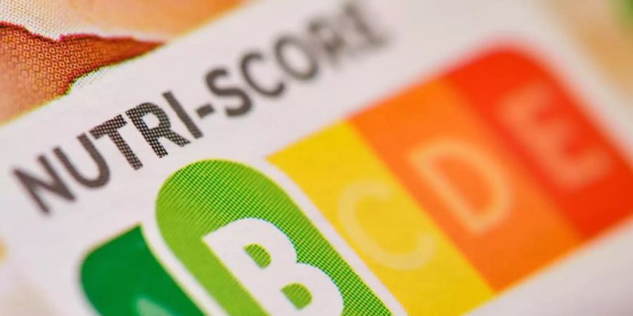 Der sogenannte «Nutri-Score», eine farbliche Nährwertkennzeichnung, auf einem Fertigprodukt. Foto: Patrick Pleul/dpa-Zentralbild/dpa