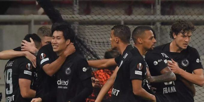Die Eintracht-Spieler feiern den Sieg in Piräus. Eintracht Uefa Europa League