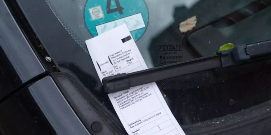 Nach einem langen Streit zwischen Bund und Ländern hat der Bundesrat Änderungen am Bussgeldkatalog beschlossen. Foto: Ole Spata/dpa
