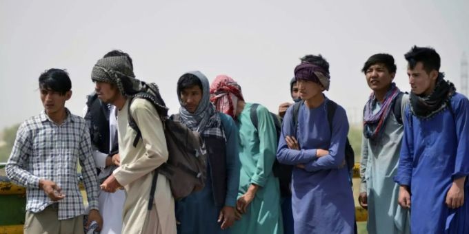 3000 bis 4000 Afghanen versammelten sich jeden Tag am Grenzübergang in Sarandsch 3000 bis 4000 Afghanen versammelten sich jeden Tag am Grenzübergang in Sarandsch