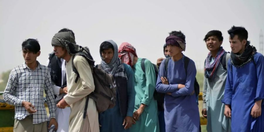 3000 bis 4000 Afghanen versammelten sich jeden Tag am Grenzübergang in Sarandsch