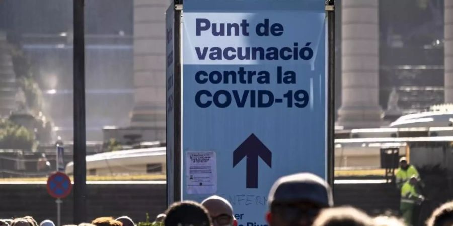 Zahlreiche Menschen stehen in Barcelona Schlage vor einer Impfstelle. Foto: Paco Freire/SOPA Images via ZUMA Press Wire/dpa