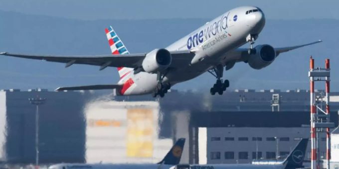 «Wir schauen jetzt von Tag zu Tag»: Amerikanische Airlines - aber auch die Lufthansa - sind derzeit mit einem hohen Krankenstand konfrontiert. (Archivbild). Foto: Boris Roessler/dpa «Wir schauen jetzt von Tag zu Tag»: Amerikanische Airlines - aber auch die Lufthansa - sind derzeit mit einem hohen Krankenstand konfrontiert. (Archivbild). Foto: Boris Roessler/dpa