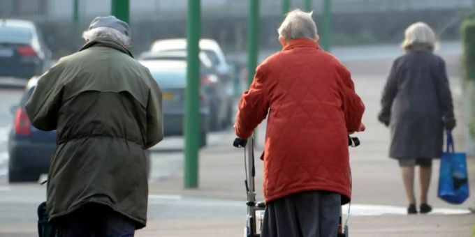 Senioren auf einer Strasse Senioren auf einer Strasse