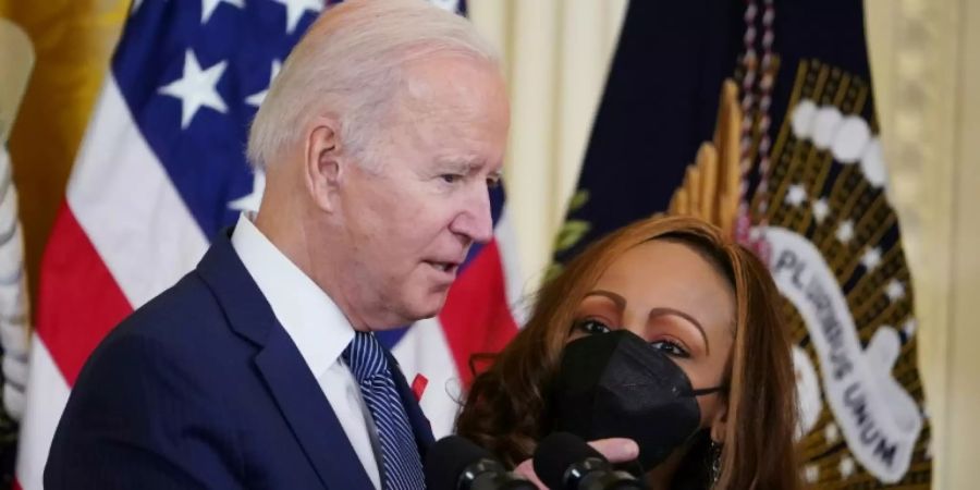 Biden mit Mutter von Aids-Aktivisten im Weissen Haus