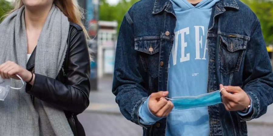 Jugendliche auf der Strasse. Mehr als ein Viertel der 25-Jährigen wohnte 2020 noch immer bei ihren Eltern. Foto: Fernando Gutierrez-Juarez/dpa-Zentralbild/dpa
