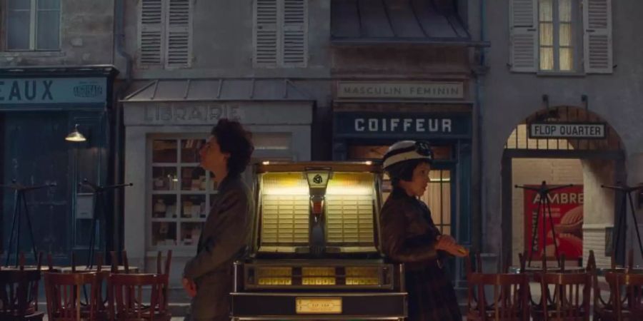Timothée Chalamet (l) und Lyna Khoudri in einer Szene des Films «The French Dispatch». Foto: -/The Walt Disney Company Germany/dpa