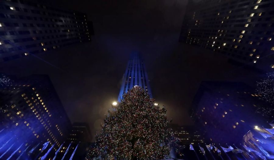 Jedes Jahr leuchtet der Weihnachtsbaum beim Rockefeller-Center in New York.