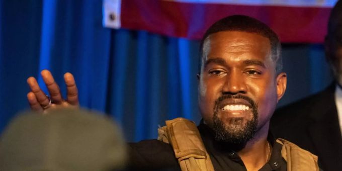 Auf Fashion Week - Kanye West trägt Rassismus-Slogan